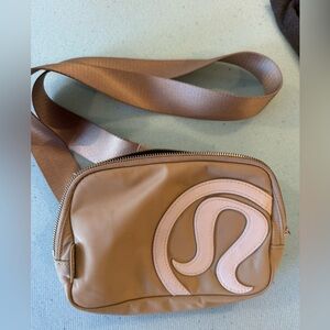 Lululemon Everywhere Belt Bag – Stylish and Functional!